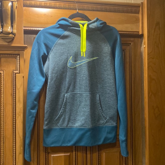 Nike Tops - NWOT NIKE Therma-Fit Hooded Sweatshirt Size Small